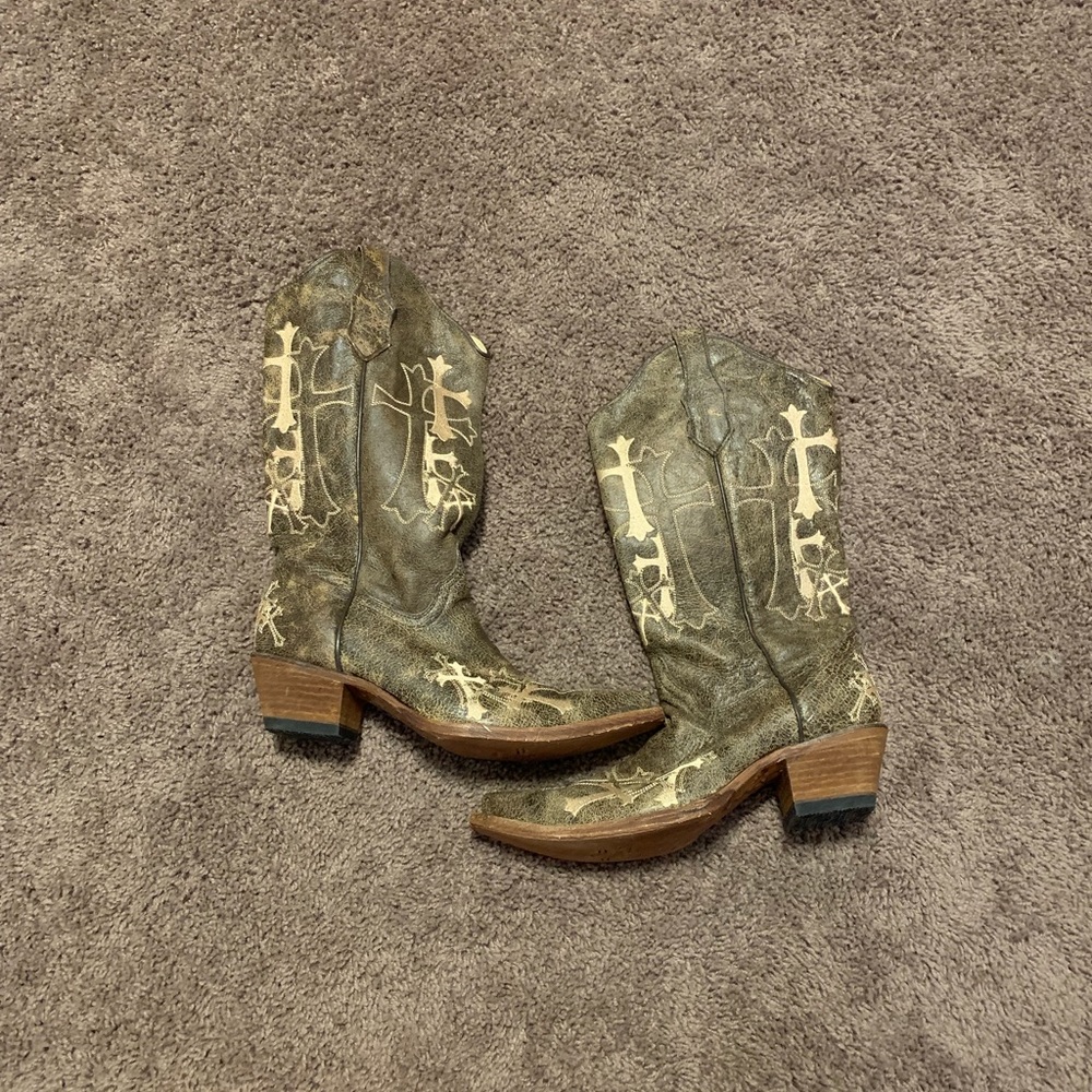 Cross boots